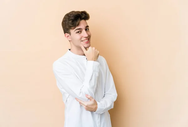 Beyaz Tenli Genç Adam Bej Arka Planda Izole Edilmiş Mutlu — Stok fotoğraf