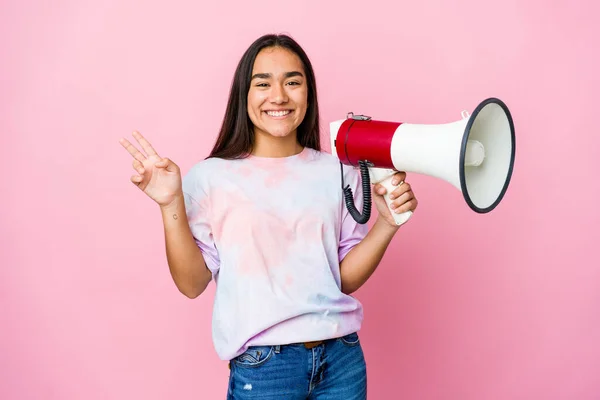 Jonge Aziatische Vrouw Met Een Megafoon Geïsoleerd Roze Achtergrond Vreugdevol — Stockfoto