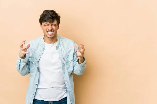 Joven Hombre Fresco Molesto Gritando Con Las Manos Tensas —  Fotos de Stock