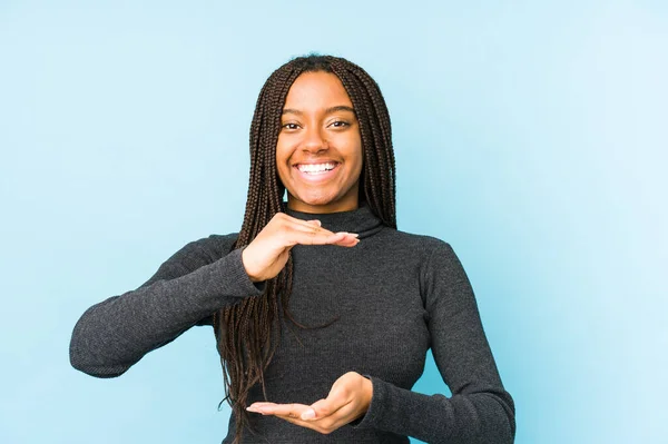 Mavi Arka Planda Izole Edilmiş Genç Afrikalı Amerikalı Kadın Iki — Stok fotoğraf