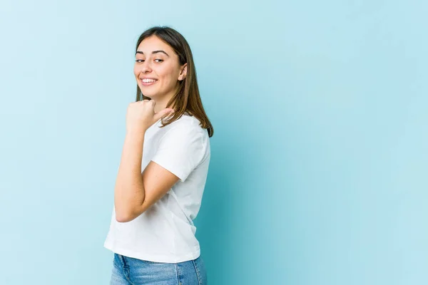 Joven Mujer Caucásica Señala Con Dedo Pulgar Distancia Riendo Sin — Foto de Stock