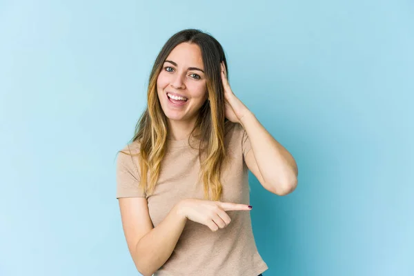 Joven Mujer Caucásica Aislada Sobre Fondo Azul Tratando Escuchar Chisme — Foto de Stock