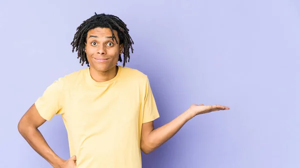 Joven Rasta Afroamericano Mostrando Espacio Copia Una Palma Sosteniendo Otra — Foto de Stock