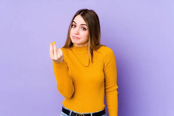 Joven Mujer Caucásica Aislada Sobre Fondo Púrpura Mostrando Que Ella — Foto de Stock