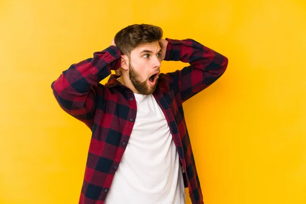 Joven Hombre Caucásico Aislado Sobre Fondo Amarillo Gritando Muy Excitado —  Fotos de Stock