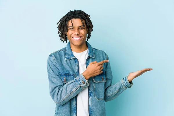 Joven Hombre Negro Vistiendo Una Chaqueta Vaquera Emocionado Sosteniendo Espacio — Foto de Stock