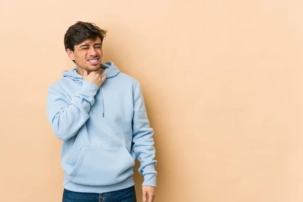 Jovem Homem Legal Tocando Parte Trás Cabeça Pensando Fazendo Uma — Fotografia de Stock