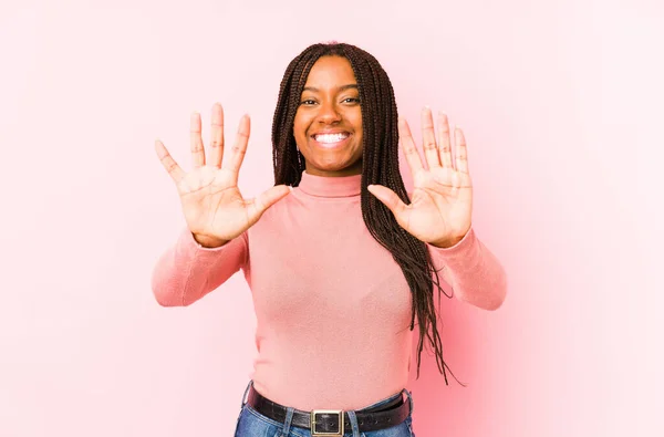 Giovane Donna Afroamericana Isolata Uno Sfondo Rosa Mostrando Numero Dieci — Foto Stock