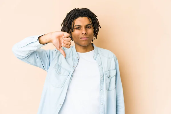 年轻的非洲裔美国男子表现出不喜欢的姿态 大拇指朝下 不同意的概念 — 图库照片