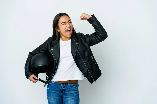 Joven Mujer Asiática Sosteniendo Casco Moto Sobre Fondo Aislado Levantando —  Fotos de Stock