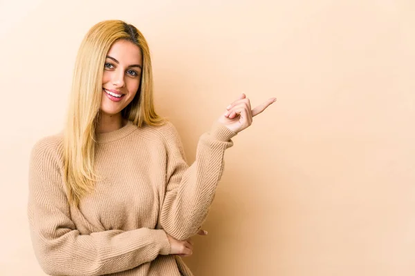 Jovem Mulher Branca Loira Sorrindo Alegremente Apontando Com Dedo Indicador — Fotografia de Stock