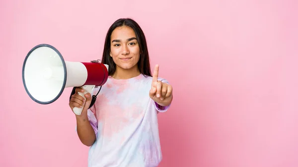 Jonge Aziatische Vrouw Het Houden Van Een Megafoon Geïsoleerd Roze — Stockfoto