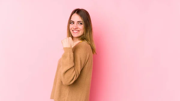 Mulher Caucasiana Jovem Isolado Pontos Fundo Rosa Com Dedo Polegar — Fotografia de Stock