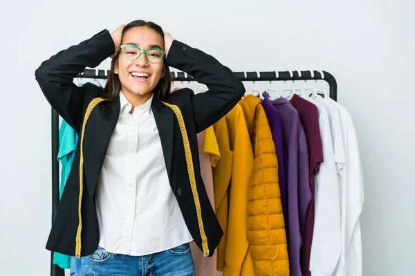 Joven Asiática Diseñadora Aislada Sobre Fondo Blanco Ríe Alegremente Manteniendo —  Fotos de Stock