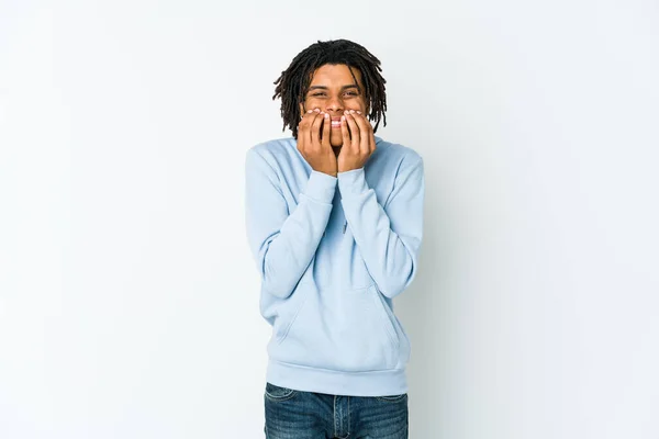 Joven Afroamericano Rasta Hombre Riendo Algo Cubriendo Boca Con Las —  Fotos de Stock