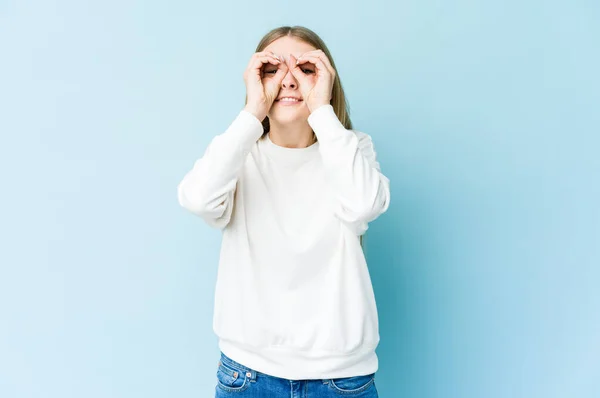 Young Blonde Woman Isolated Blue Background Showing Okay Sign Eyes — Stock Photo, Image