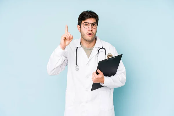 Jovem Médico Homem Isolado Fundo Azul Ter Uma Ideia Conceito — Fotografia de Stock