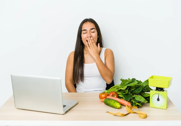 Giovane Dietista Donna Asiatica Isolata Sfondo Bianco Sbadigliare Mostrando Gesto — Foto Stock