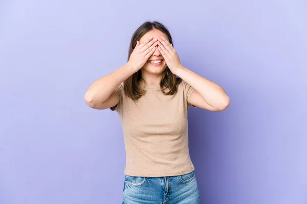 Junge Kaukasierin Bedeckt Augen Mit Händen Lächelt Breit Und Wartet — Stockfoto