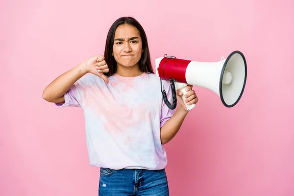 Jonge Aziatische Vrouw Met Een Megafoon Geïsoleerd Roze Achtergrond Met — Stockfoto