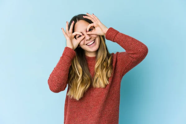 Giovane Donna Caucasica Isolato Sfondo Blu Mostrando Segno Sopra Gli — Foto Stock