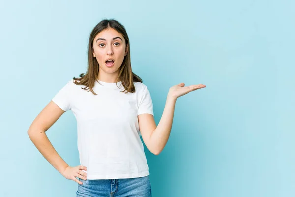 Joven Mujer Caucásica Impresionada Sosteniendo Espacio Copia Palma — Foto de Stock