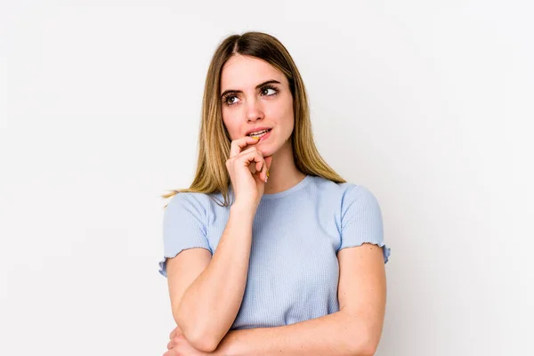 Jeune Femme Caucasienne Isolée Sur Fond Blanc Détendu Penser Quelque — Photo