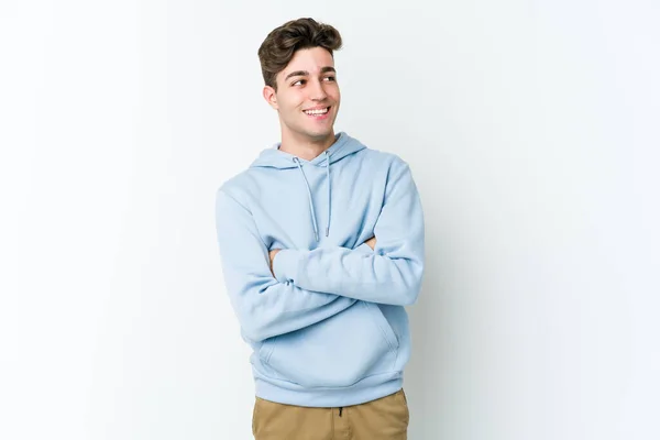 Junger Kaukasischer Mann Isoliert Auf Weißem Hintergrund Lächelt Selbstbewusst Mit — Stockfoto