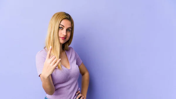 Młoda Blond Kaukaska Kobieta Wskazując Palcem Ciebie Jakby Zapraszając Zbliżyć — Zdjęcie stockowe