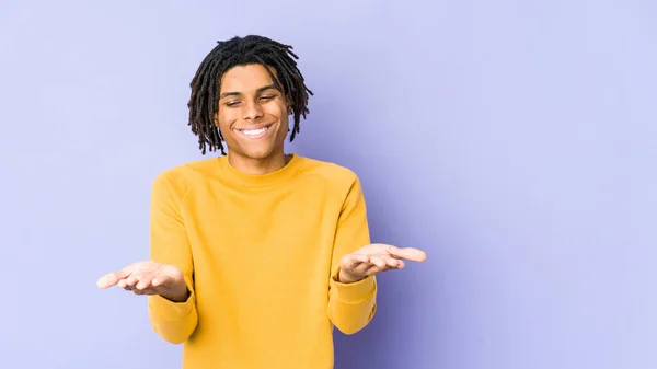 Junger Schwarzer Mann Mit Rastafarbe Der Etwas Mit Handflächen Hält — Stockfoto