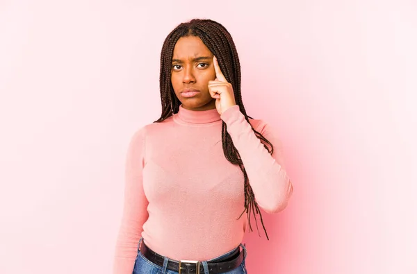 Jonge Afro Amerikaanse Vrouw Geïsoleerd Een Roze Achtergrond Wijzende Tempel — Stockfoto