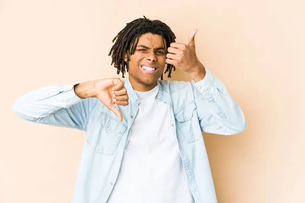 Afro Amerikan Rasta Genç Adam Baş Parmağını Kaldırdı Baş Parmağını — Stok fotoğraf