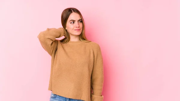 Mujer Joven Caucásica Aislada Sobre Fondo Rosa Tocando Parte Posterior — Foto de Stock