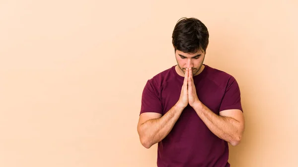 Молодой Человек Изолированный Бежевом Фоне Молящийся Проявляющий Преданность Религиозный Человек — стоковое фото