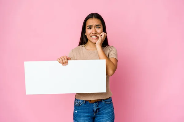 Wanita Asia Muda Memegang Kertas Kosong Untuk Sesuatu Yang Putih — Stok Foto