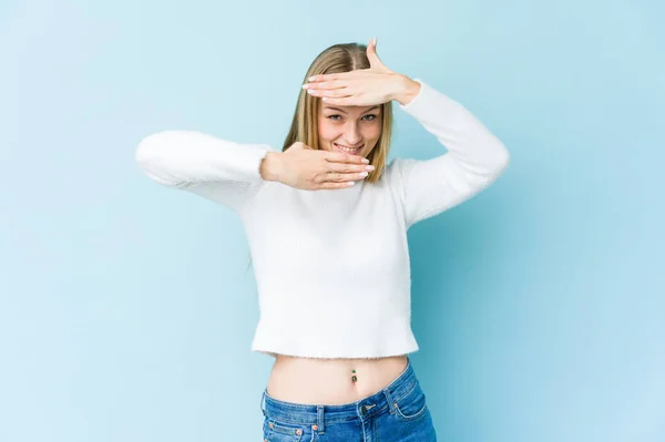 Ung Blond Kvinne Isolert Blå Bakgrunn Blunk Til Kameraet Gjennom – stockfoto