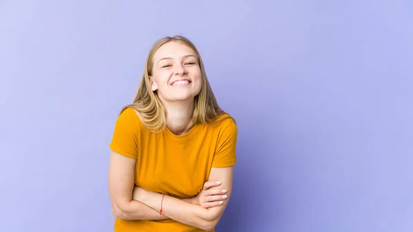 Młoda Blondynka Odizolowana Fioletowym Tle Śmiejąc Się Bawiąc — Zdjęcie stockowe