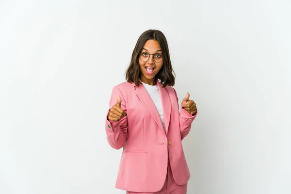 Jonge Latin Zakenvrouw Geïsoleerd Witte Achtergrond Knipoogt Een Oog Houdt — Stockfoto