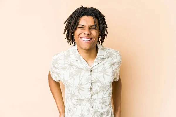 Junger Afrikanisch Amerikanischer Rastamann Glücklich Lächelnd Und Fröhlich — Stockfoto