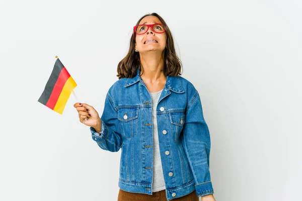 年轻的拉丁女人举着一面德国国旗 被白色背景隔离 大喊大叫 怒气冲冲 — 图库照片