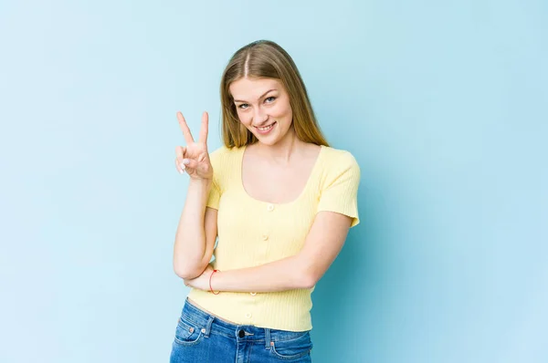 Mladá Blondýna Žena Izolované Modrém Pozadí Ukazující Číslo Dvě Prsty — Stock fotografie