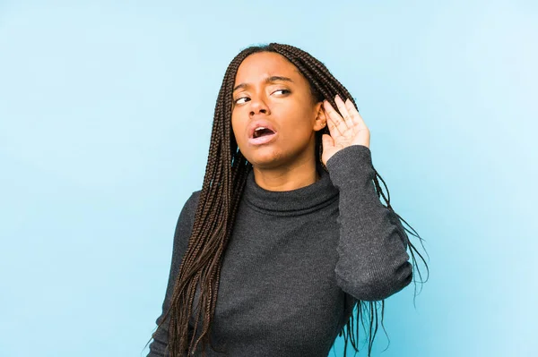 Ung Afrikansk Amerikansk Kvinna Isolerad Blå Bakgrund Försöker Lyssna Ett — Stockfoto