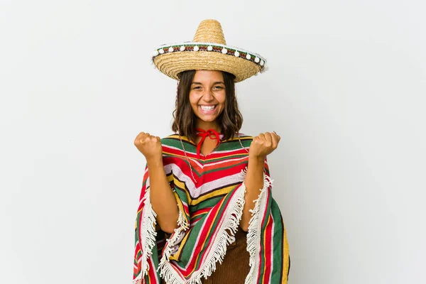 Junge Mexikanische Frau Isoliert Auf Weißem Hintergrund Jubelt Unbeschwert Und — Stockfoto