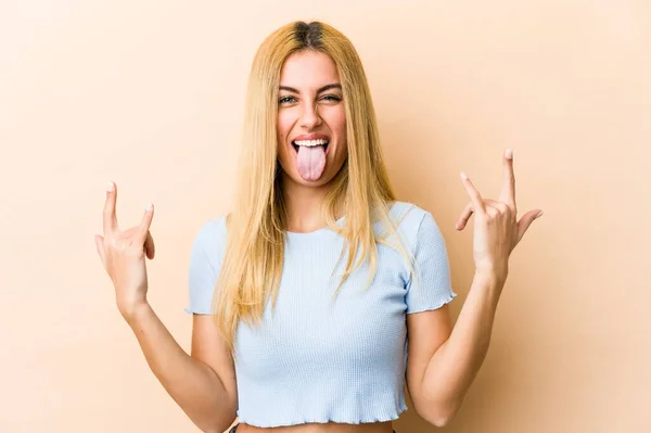 Ung Blond Kaukasiska Kvinna Visar Rock Gest Med Fingrar — Stockfoto