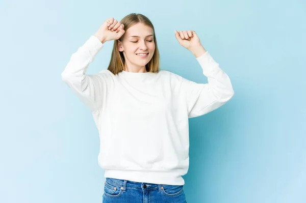 Ung Blond Kvinna Isolerad Blå Bakgrund Firar Speciell Dag Hoppar — Stockfoto