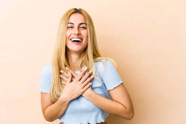 Ung Blond Kaukasiska Kvinna Skrattar Hålla Händerna Hjärtat Begreppet Lycka — Stockfoto
