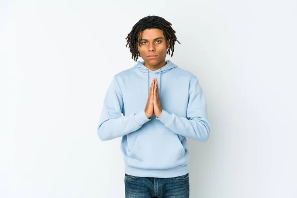 Ung Afrikansk Amerikansk Rasta Man Ber Visar Hängivenhet Religiös Person — Stockfoto