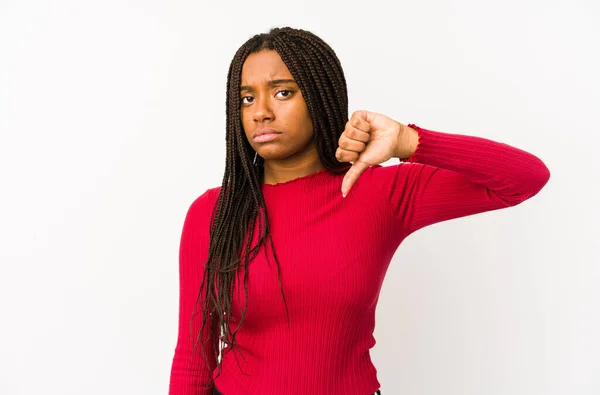 Молодая Африканская Американка Изолированная Демонстрирующая Неприязненный Жест Опускает Пальцы Концепция — стоковое фото