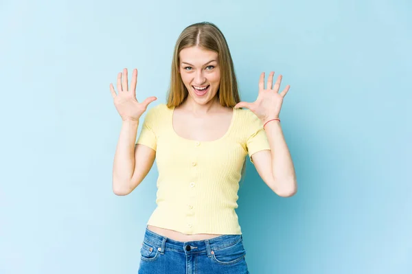 Junge Blonde Frau Isoliert Auf Blauem Hintergrund Zeigt Zahl Zehn — Stockfoto