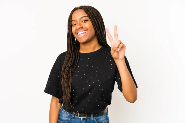 Молодая Африканская Американка Изолированная Белом Фоне Показывает Знак Победы Широко — стоковое фото